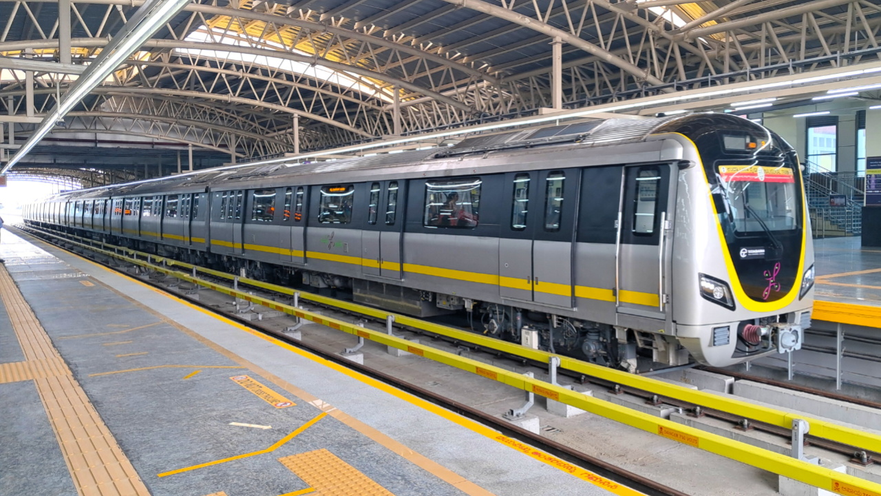 मेट्रो ट्रेनों की कमी