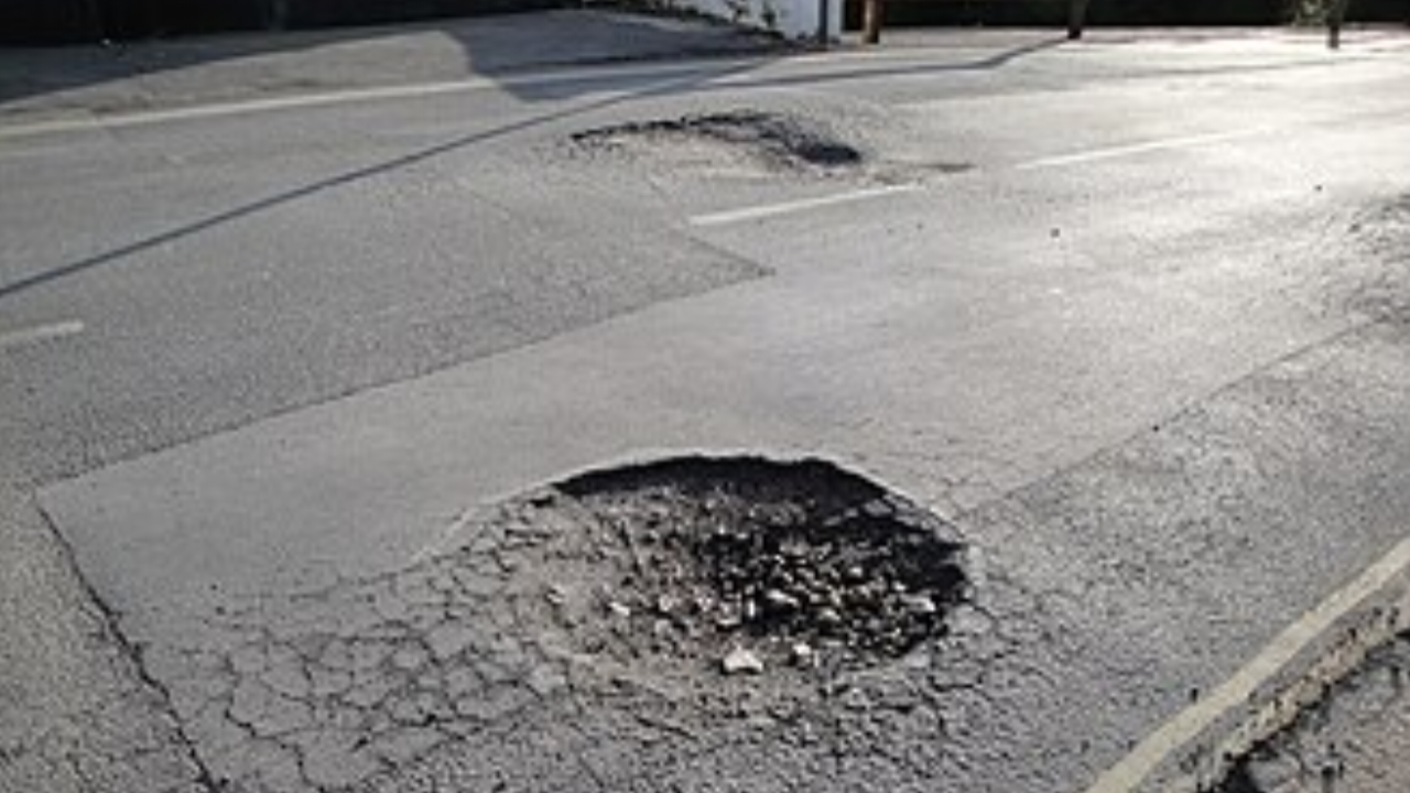 पीएम आवास सड़क गड्ढे