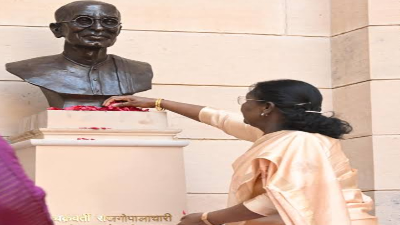 लुटियंस की मूर्ति हटी