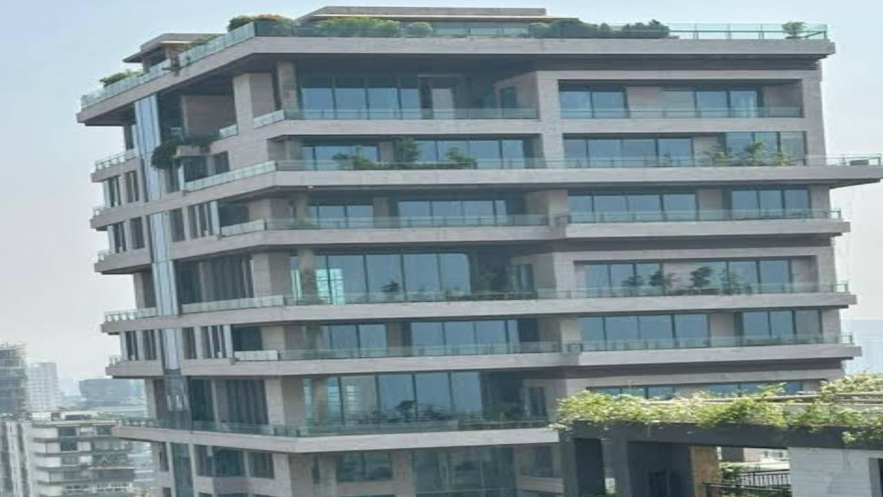 अनिल अंबानी घर जब्त